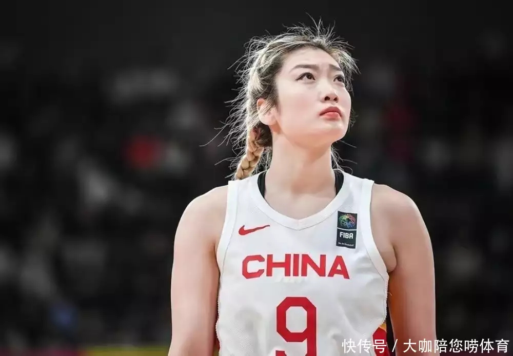 当粉丝们还在担心自家爱豆塌房,他的粉丝却明白,根本无房可塌了